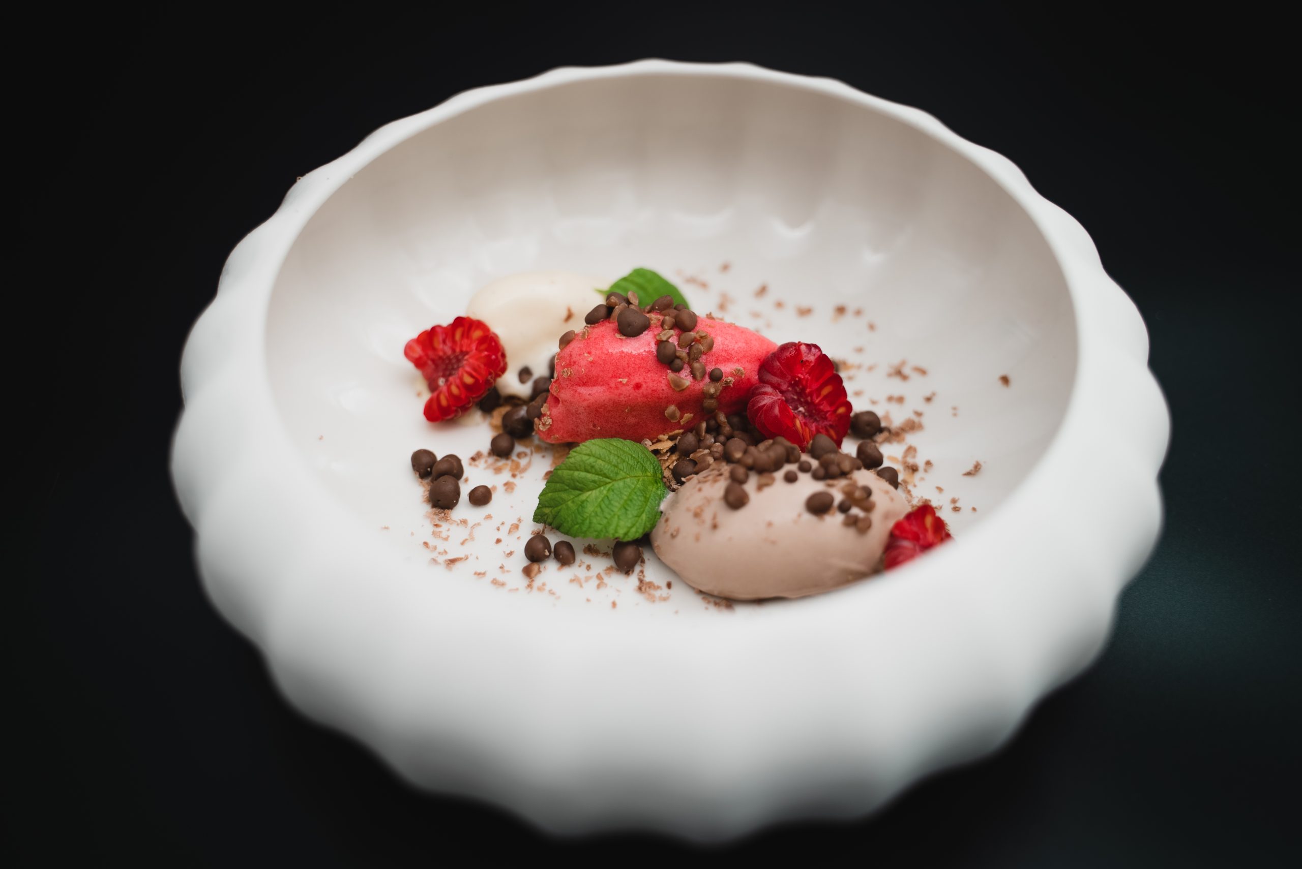 Plantet dessert med iskrem, sorbet og friske bær